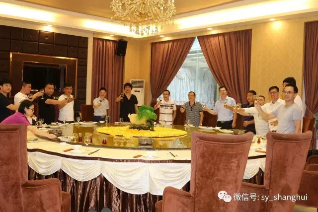 副会长彭修宏在聚豪园林午宴欢迎大家!