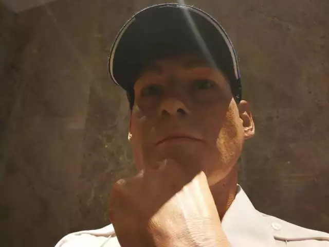 凌厉的眼神流转，目光如炬，手掌的青筋清晰暴出，岁月的纹路无情横亘——树脂雕塑《站岗》