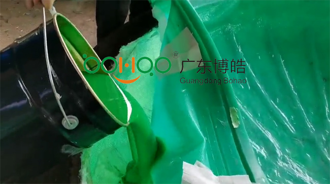 广东博皓再次圆满完成VPI新型硅胶真空成型项目:倒入树脂