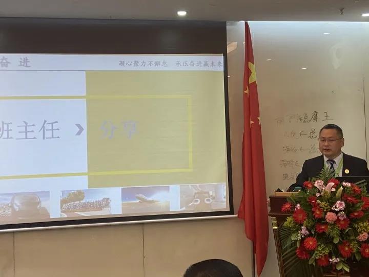 班主任对2020届的班委们优异的表现表示了肯定