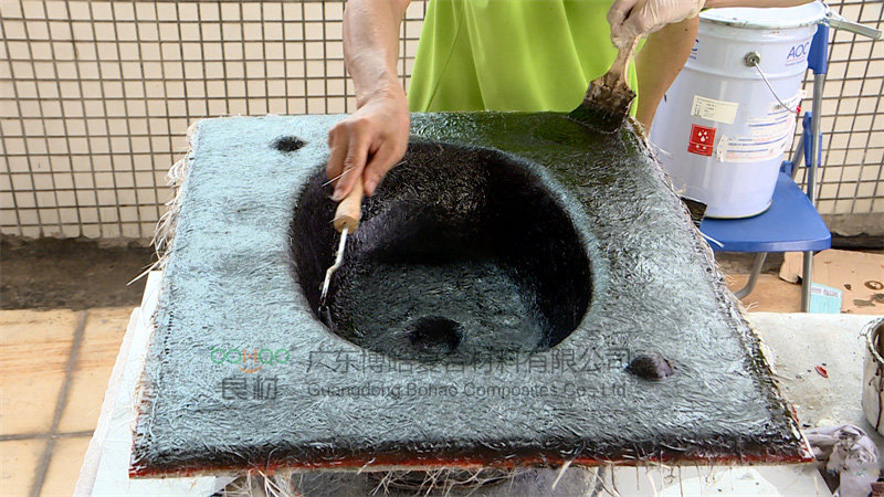 玻璃钢铺层达到模具所需厚度