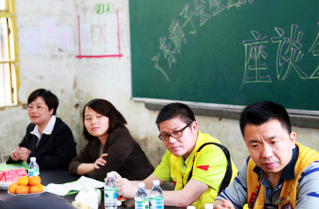 上犹团县委曾书记（左二）、广东狮子会星海队的前任队长吴志强狮兄、现任队长宋卫星狮兄在座谈会