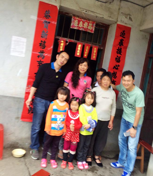 狮兄狮姐和家访家庭合影