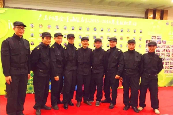 安保大哥上演制服诱惑