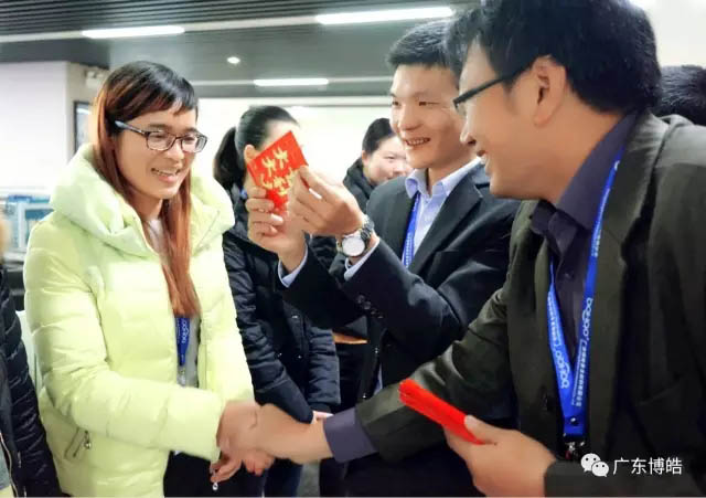 收到礼物的女神们心情就像被全世界宠爱着一般！